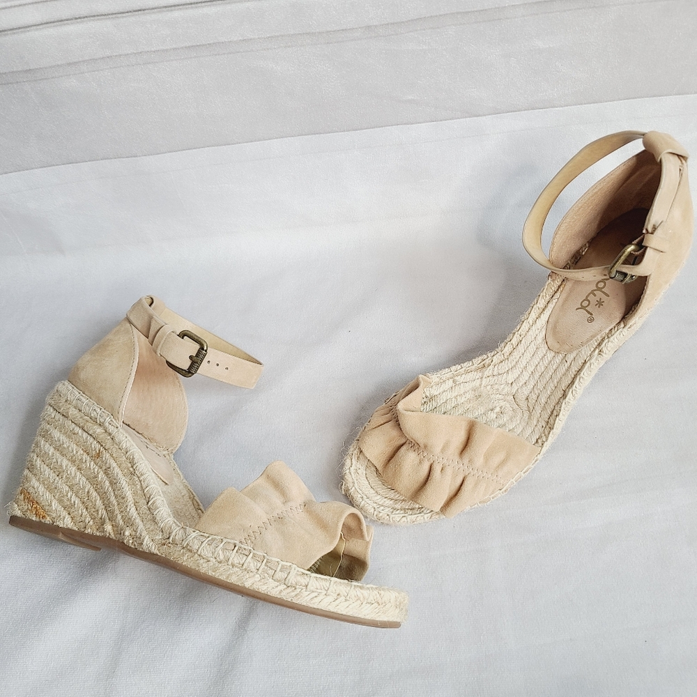 Splendid Ruffle Wedges